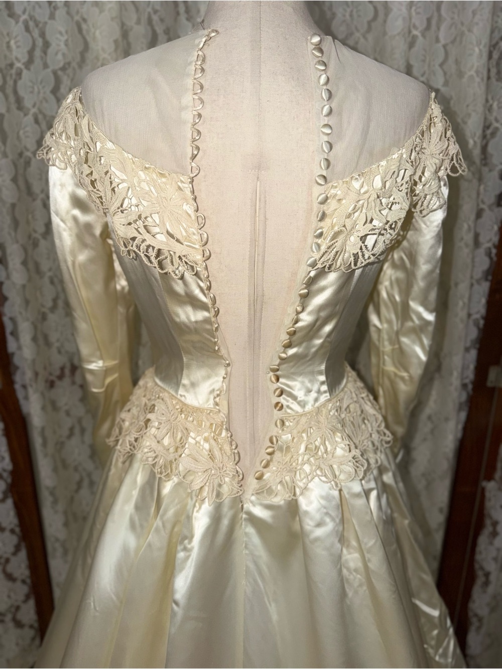 Stunning Vintage 1940s Mauer Original Liquid Satin Wedding Gown - Picture 7 of 8